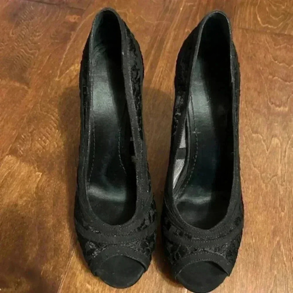 Nine West Black Lace  Platform Heels Size 7.5 - Picture 3 of 6